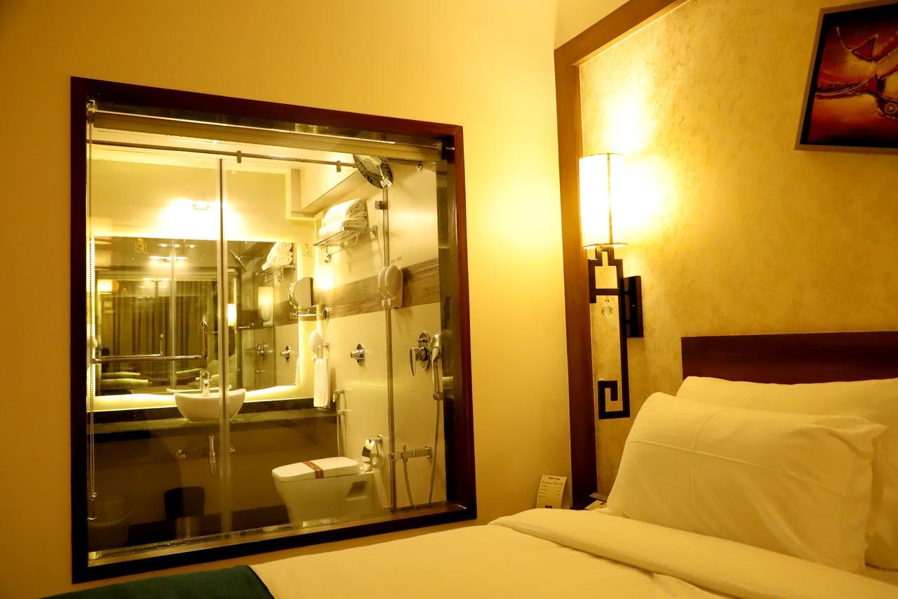 Hotel Reyansh Grand Boisar Екстер'єр фото