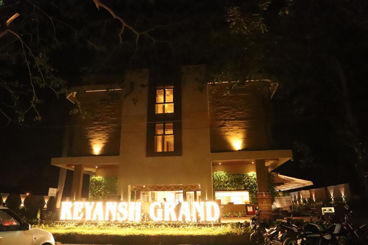 Hotel Reyansh Grand Boisar Екстер'єр фото